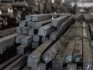 Квадрат стальной горячекатаный 7 мм н/д 0 - в «Монолит-Металлопрокат».