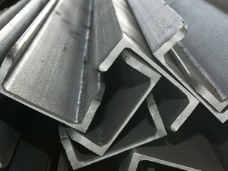 Швеллер алюминиевый равнополочный АМцС 5х25х1,5 мм 1 - в «Монолит-Металлопрокат».